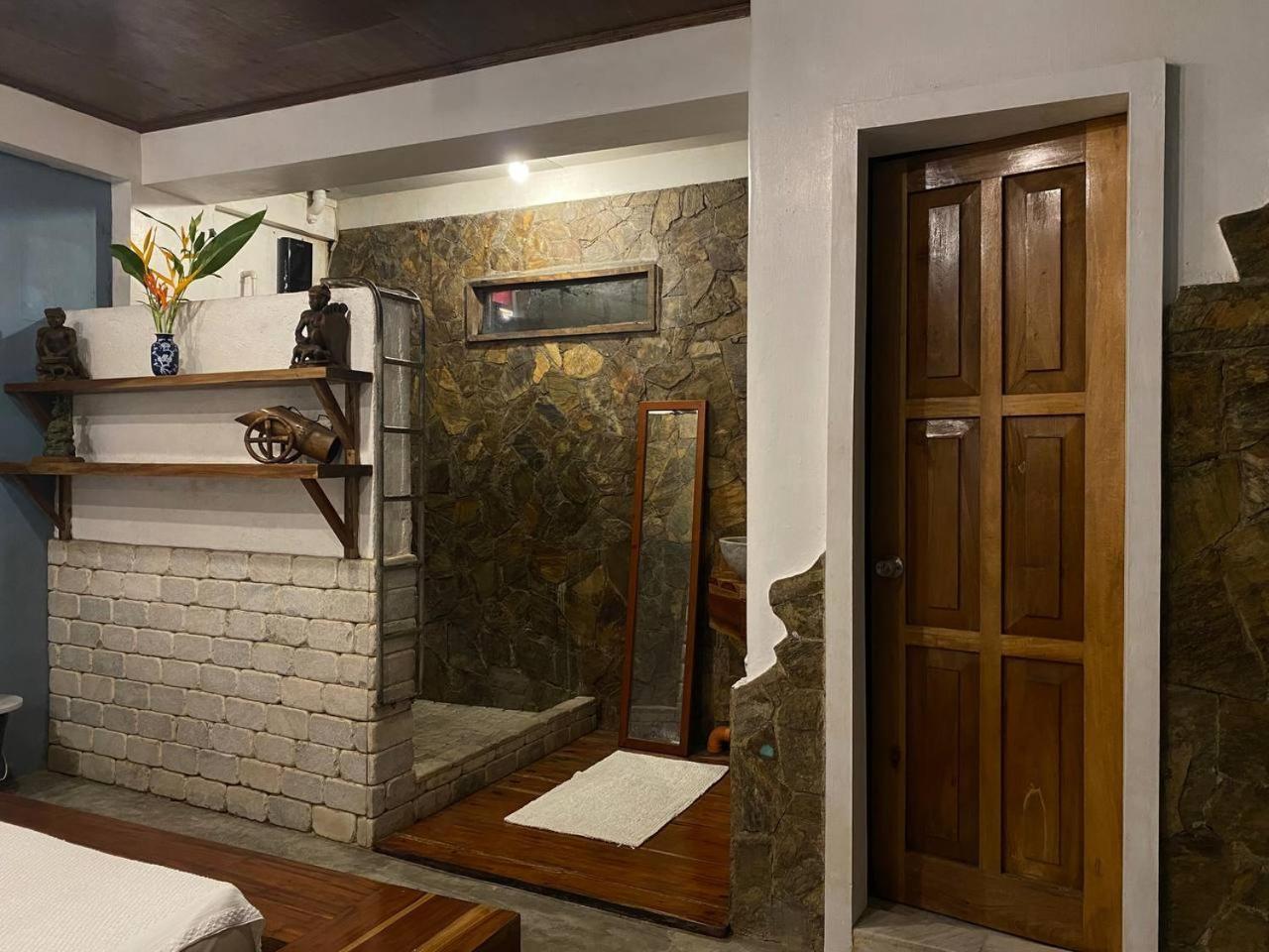 Stone Creek House Panzió Romblon Kültér fotó